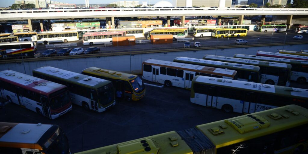dezenas-de-onibus-de-uma-mesma-empresa-urbana-sao-apedrejados-no-df