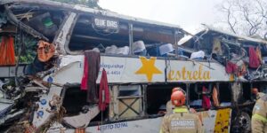 nove-pessoas-morrem-em-tombamento-de-onibus-em-petropolis