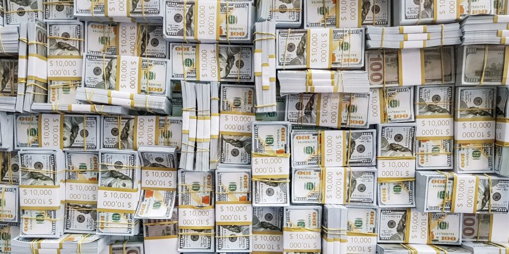 com-pessimismo-externo,-dolar-sobe-0,47%-e-aproxima-se-de-r$-5,20