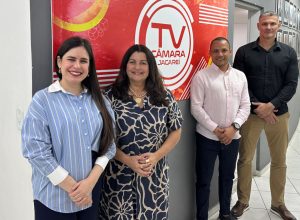 2025-08-29_presidente-da-camara-e-mesa-diretora-visitam-tvs-legislativas-de-jacarei-e-sao-jose-dos-campos_1