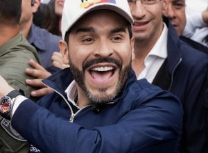 colombia:-de-la-espriella-vence-disputa-apertada-para-presidencia