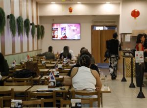 servicos-ocuparam-15,9-milhoes-e-pagaram-media-de-2,2-minimos-em-2024